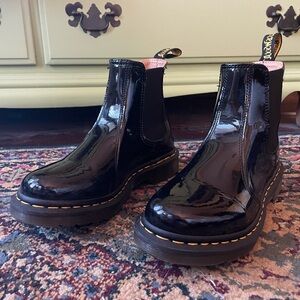 Doc martens shiny black chelsea boot